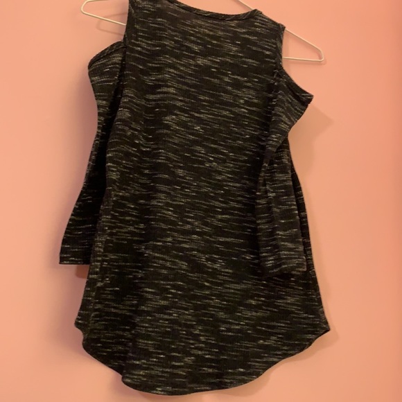 Cold shoulder 3/4 length top - Picture 4 of 4